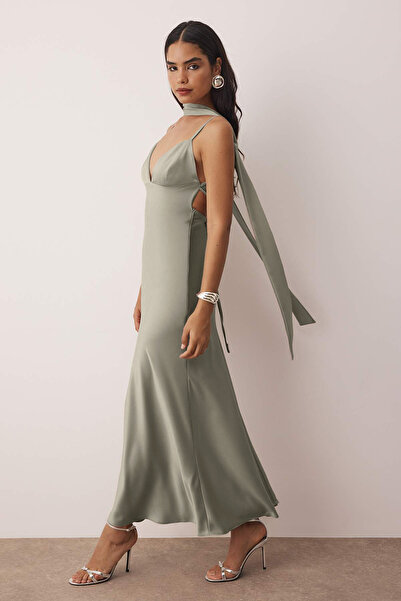 Trendyol Collection Šedý šátek Detailní saténové tkané maxi večerní šaty Večerní šaty pro návrat domů TPRSS25EL00312