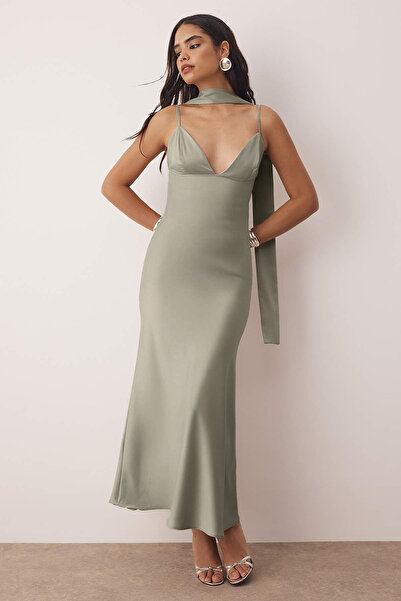 Trendyol Collection Šedý šátek Detailní saténové tkané maxi večerní šaty Večerní šaty pro návrat domů TPRSS25EL00312