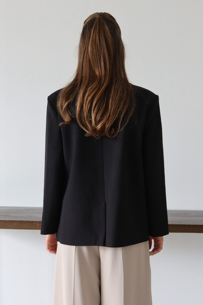 Trendyol Collection Černá bunda s normálním střihem a tkaným vzorem TWOAW26BC00040