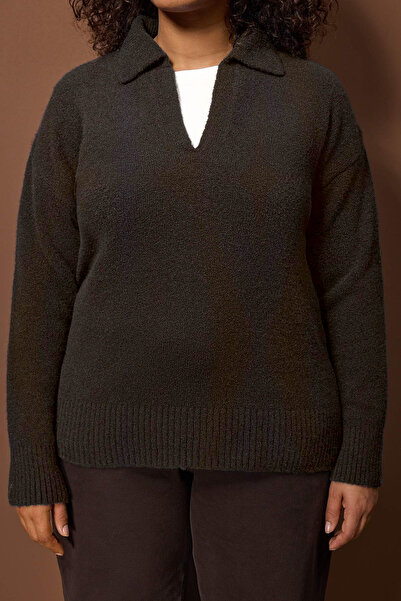 Trendyol Curve Καφέ πλεκτό πουλόβερ με μαλακή αίσθηση με λαιμόκοψη πόλο TBBAW26AN00024