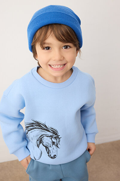 TRENDYOLKIDS Blaues, dickes Baumwoll-Set mit Fleece-Innenfutter und Pferde-Print für Jungen – gestricktes Oberteil und Unterteil TKDAW26AU00073