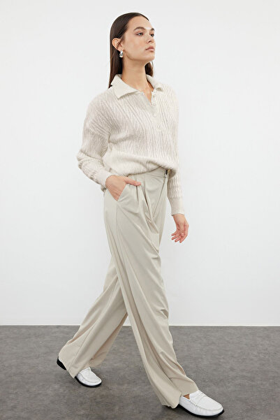 Trendyol Collection Sweter z miękkiej teksturowanej dzianiny o szerokim kroju w kolorze ecru - TWOAW21KZ2635