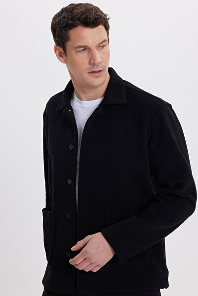 Tudors Ανδρικό πουκάμισο με κανονική εφαρμογή, άνετο κομμένο βελούδινο πουκάμισο με διπλή τσέπη με κουμπωτά και μαύρο παλτό