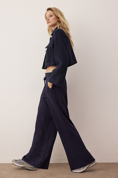 Trendyol Collection Marineblaue Hose mit weitem Bein aus weichem Stoff, plissiert, dehnbar, gestrickt, TWOAW26PL00138