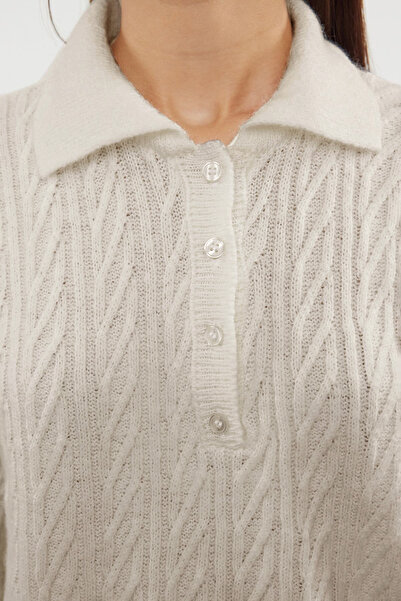 Trendyol Collection Sweter z miękkiej teksturowanej dzianiny o szerokim kroju w kolorze ecru - TWOAW21KZ2635