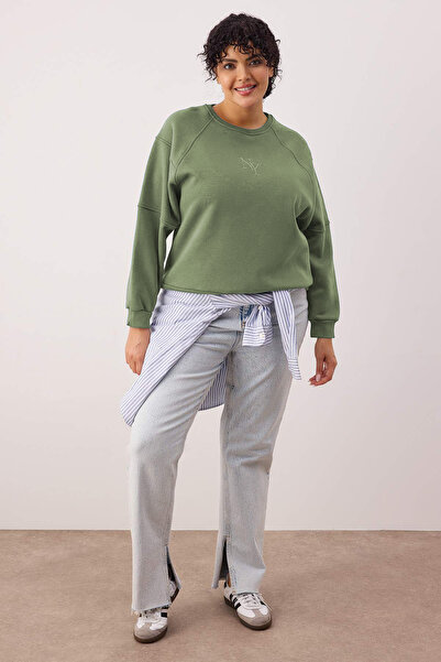 Trendyol Curve Φούτερ με λεπτομέρεια χακί κεντήματος κανονικής εφαρμογής με φλις εσωτερικά, μεγάλου μεγέθους TBBAW26AO00007