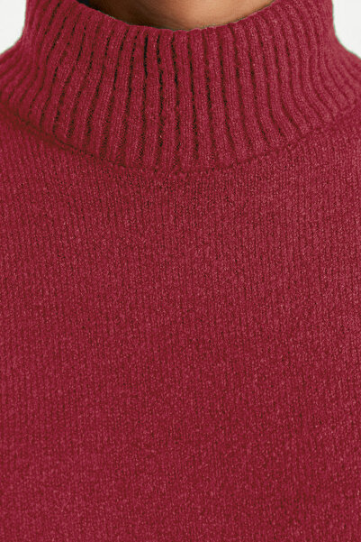 Trendyol Collection Weinroter, weicher, strukturierter Strickpullover mit Stehkragen TWOAW23KZ00469