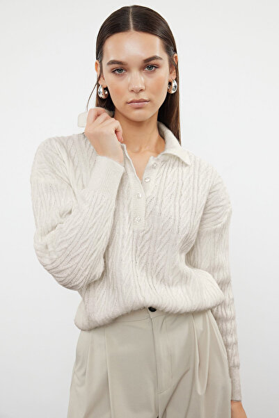 Trendyol Collection Sweter z miękkiej teksturowanej dzianiny o szerokim kroju w kolorze ecru - TWOAW21KZ2635