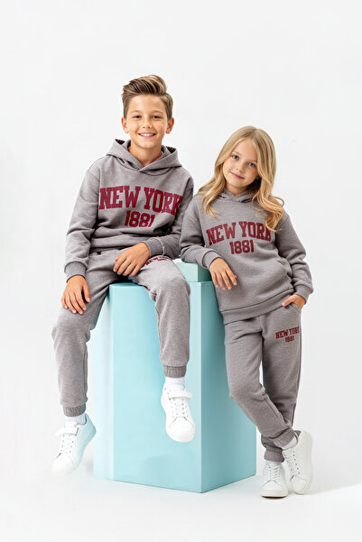 TRENDYOLKIDS Graues Baumwoll-Kapuzenpullover-Set in Übergröße für Kinder, Unisex, Sweatshirt und Jogginghose – Oberteil und Unterteil TKDAW26AU00003