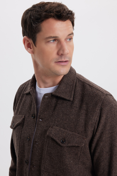 Tudors Ανδρικό πουκάμισο καφέ με κανονική εφαρμογή, άνετο κοψίματο, διπλή τσέπη με κουμπωτά κλείσιμο