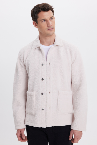 Tudors Мъжка риза с редовна кройка, удобна кройка, плюшена копчета, двойни джобове, цвят екрю