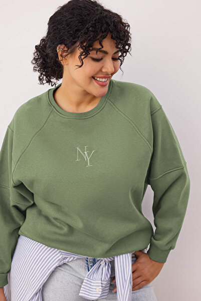 Trendyol Curve Φούτερ με λεπτομέρεια χακί κεντήματος κανονικής εφαρμογής με φλις εσωτερικά, μεγάλου μεγέθους TBBAW26AO00007