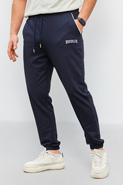 Trendyol Collection Marineblaue Jogginghose mit normaler Passform – bedrucktes und paspeliertes Gummibein TMNSS22EA0121