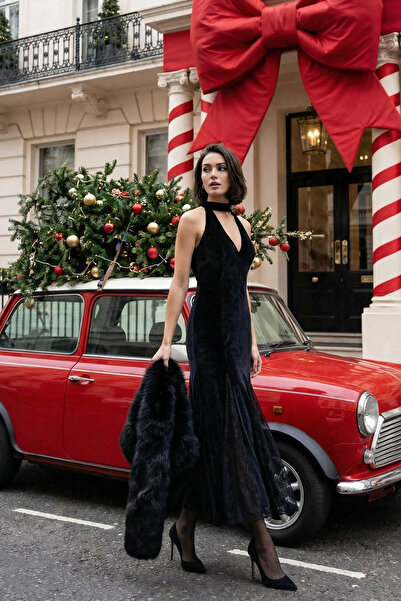 ترينديول كوليكشن فستان ماكسي مخملي محبوك بتفاصيل دانتيل أسود بدون بطانة لعيد الميلاد TPRAW26EL00113