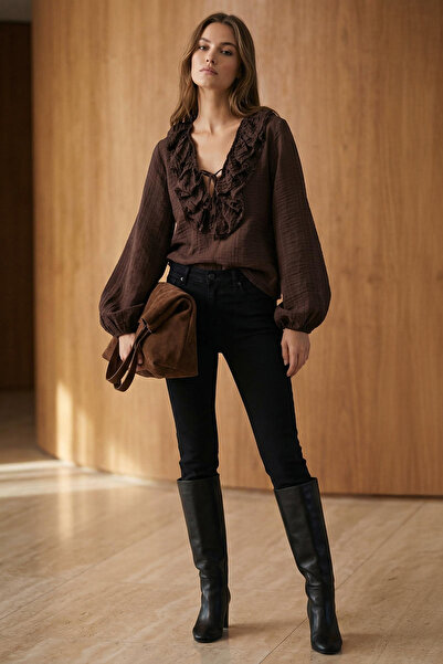 Trendyol Collection Braune, gewebte Bluse mit Rüschen und V-Ausschnitt TWOAW2...