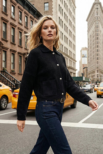 Trendyol Collection Schwarze, weit geschnittene Strickjacke mit Polokragen und Bouclé-Strick TWOAW24HI00177