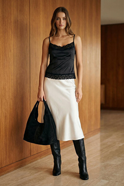 Trendyol Collection Schwarze, mit Spitze verzierte, gewebte Satin-Neujahrsbluse mit Trägern TWOAW26BZ00247