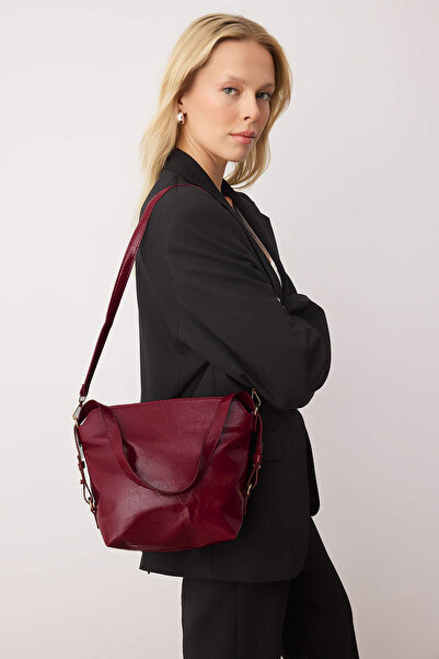 TRENDYOL SHOES Burgunderrote, strukturierte Damen-Umhängetasche mit zwei Henkeln und verstellbarer Riemen TAKSS26OC00034