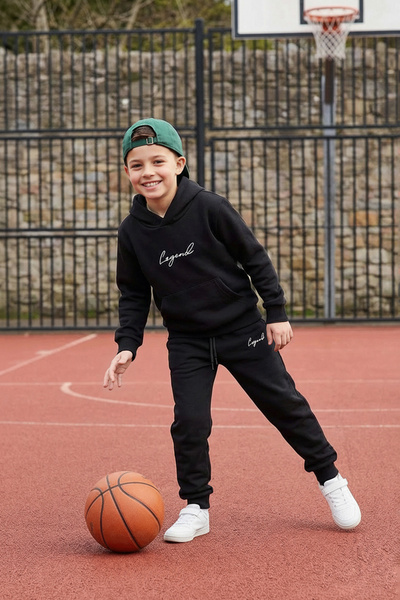 TRENDYOLKIDS Schwarzes, bedrucktes, gestricktes Oberteil mit Kapuze für Jungen – Oberteil-Set TKDAW26AU00026