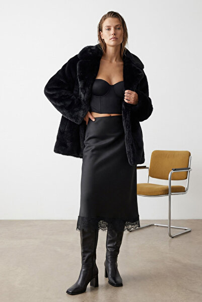 Trendyol Collection Schwarzer, detaillierter Midi-Rock aus Satin mit Spitze für das neue Jahr TWOAW26ET00169