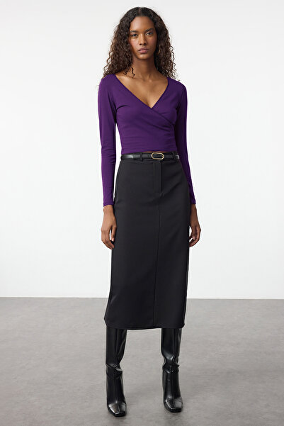 Trendyol Collection Pflaumenfarbene, tiefe, zweireihige Kragen-Spitze, detaillierte, langärmlige, kurze Baumwoll-Bluse mit dehnbarem Strick TWOAW24BZ00291