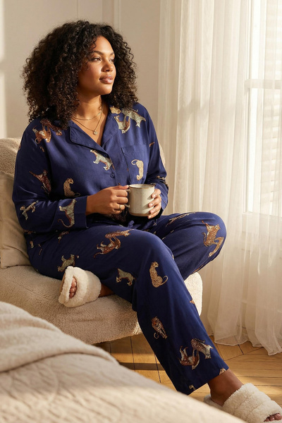 Trendyol Curve طقم بيجامة منسوجة بنمط النمر باللون الأزرق الداكن - رقبة قميص ...