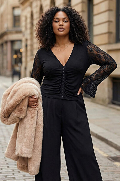 Trendyol Curve Schwarze Bluse mit V-Ausschnitt und Knopfleiste, detaillierte Ärmel, Spitze, Übergröße, Bluse TBBAW26AF00074
