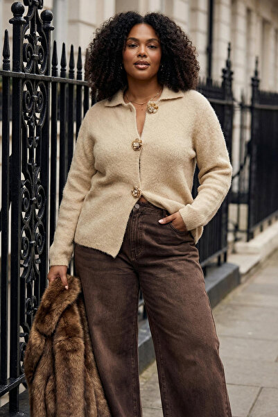 Trendyol Curve Nerzfarbene Strickjacke mit Polokragen und Blumenknopf-Detail TBBAW26AV00045