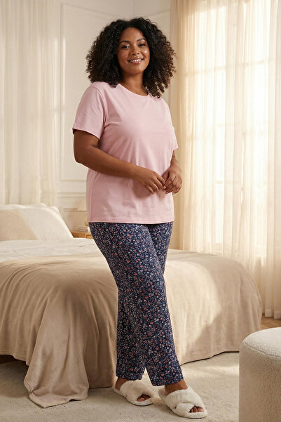 Trendyol Curve Rosa geblümtes Capri-Strickpyjama-Set TBBSS25AI00002