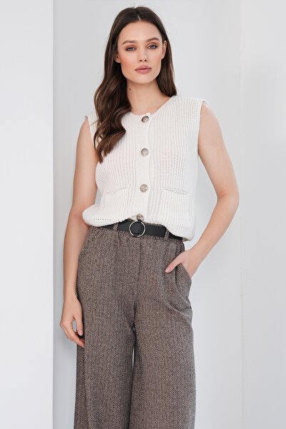 Trend Alaçatı Stili Дамска жилетка в цвят екрю с двойни джобове и златисти ко...