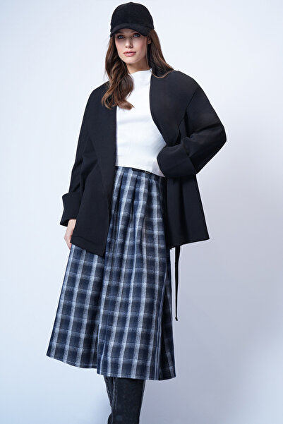 Trend Alaçatı Stili Dámská černá dlouhá bunda s šátkovým límcem a samotexturo...