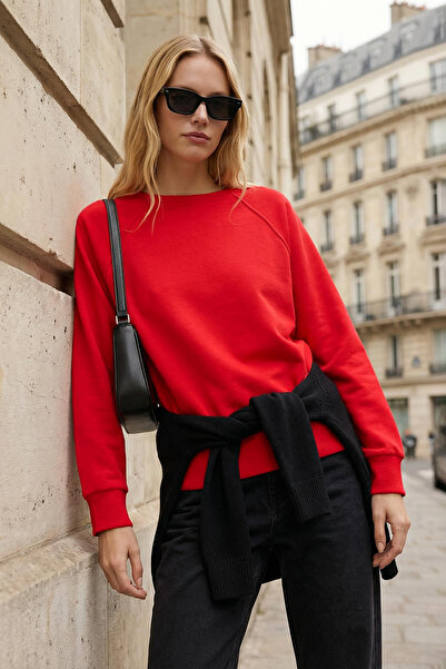 Trendyol Collection Rotes Basic-Strick-Sweatshirt mit Raglanärmeln und Rundhalsausschnitt im entspannten/Bequemen Schnitt TWOAW26SW00030