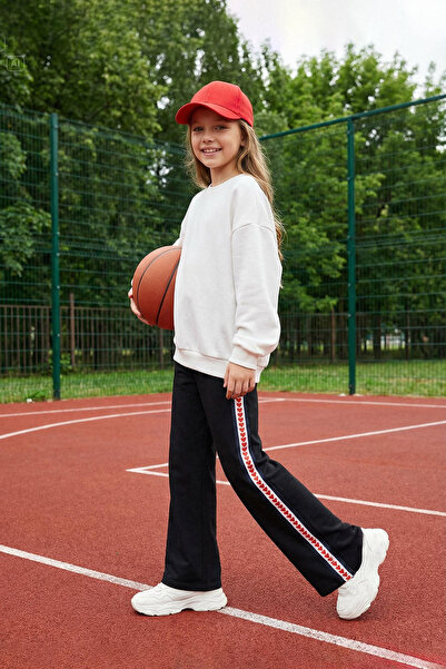 TRENDYOLKIDS Schwarze gestrickte Jogginghose für Mädchen aus Baumwolle mit Herz-Aufdruck TKDAW26EA00014