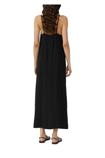 QS by s.Oliver Long dress made of viscose blend, twill, garment washed, round neck, casual, feminine.