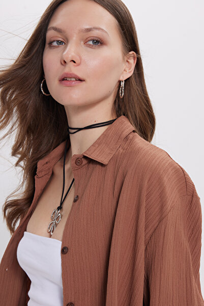 Tudors Kadın Oversize Geniş Kesim Bürümcük Pens Detaylı Uzun Kollu Dokulu Kahverengi Gömlek