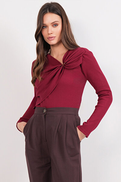 Trend Alaçatı Stili Burgunderrote Damenbluse mit asymmetrischem Kragen und Accessoire-Detail, geraffte Kaschmirkorsebluse ALC-X14357