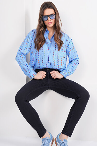 Trend Alaçatı Stili Blaues besticktes Oversize-Hemd für Damen ALC-X14780