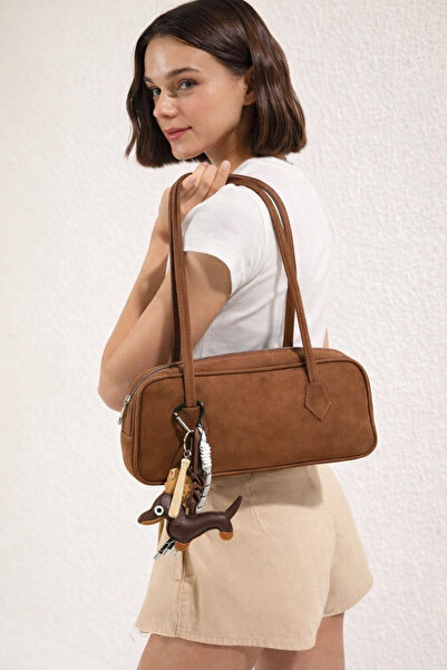 TRENDYOL SHOES Mini-Bowling-Umhängetasche für Damen aus hellbraunem Wildleder TAKSS25OC00021