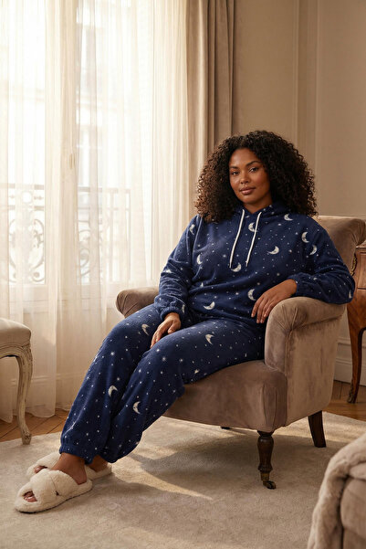 Trendyol Curve Marineblaues Fleece-Pyjama-Set mit Kapuze und Galaxie-Muster, TBBAW25AI00018