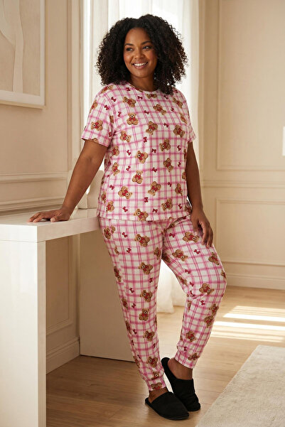 Trendyol Curve Rosa kariertes und Teddybär gemustertes gestricktes Pyjama-Set TBBAW23AI00039