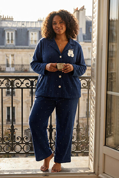 Trendyol Curve Granatowa piżama z dzianiny w kropki, z kołnierzykiem koszuli - TBBAW25AI00035