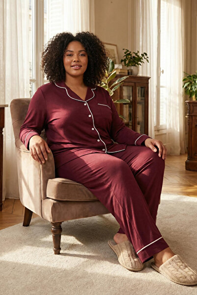 Trendyol Curve Weinrotes, detailliertes, gestricktes Pyjama-Set mit Hemdkragen und Paspelierung TBBAW26AI00032