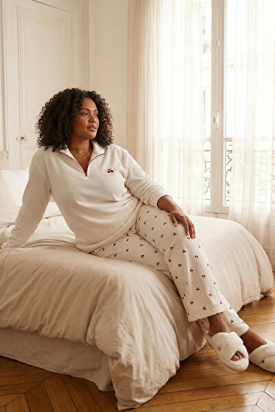 Trendyol Curve Ecru-Rot-Kirschfarbenes, weiches Winter-Waffel-Strickpyjama-Set mit Reißverschluss TBBAW26AI00048