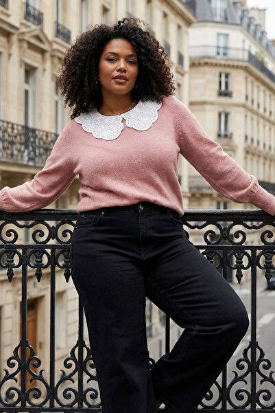 Trendyol Curve Grau-Rosafarbener Strickpullover mit Spitzenkragen TBBAW26AN00020