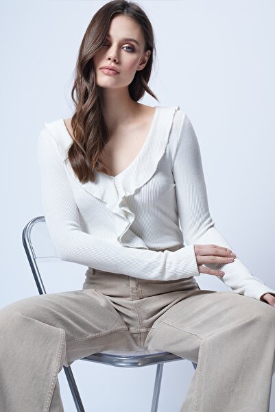 Trend Alaçatı Stili Kadın Ekru V Yaka Önü Fırfır Detaylı Örme Bluz Alc-X14363