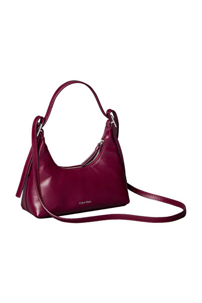 Calvin Klein ΜΙΝΙ ΤΣΑΝΤΑ ΣΤΟΥΡΜΕΝΤΑ ΜΕ ΕΜΒΛΗΜΑ ΑΠΟ ΔΕΡΜΑ