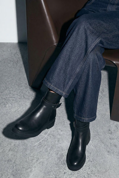 TRENDYOL SHOES Schwarze Damen-Chelsea-Stiefeletten mit Schnallendetail und 4,5 cm Sohle TAKAW26BO00076