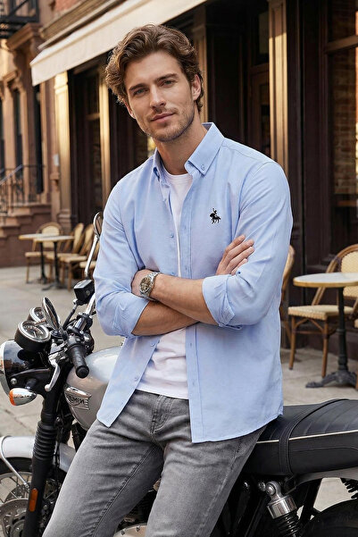 Trendyol Collection Blaues Oxford-Smart-Shirt mit regulärer Passform und Stickerei-Detail, leicht zu bügeln, TMNAW25GO00036