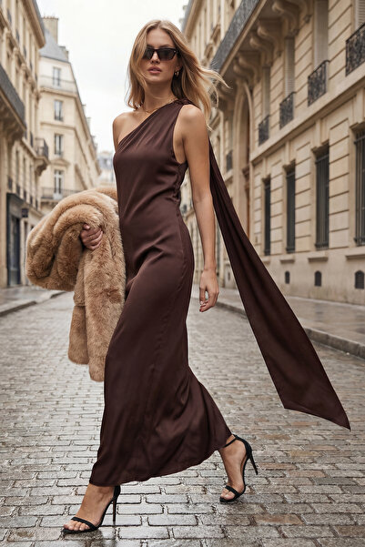 ترينديول كوليكشن فستان بني من الساتان المنسوج متوسط ​​الطول بدون بطانة TPRAW2...