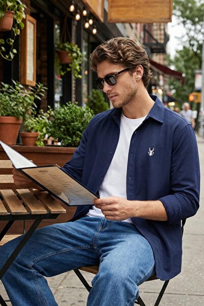 Trendyol Collection Marineblaues, schmal geschnittenes, besticktes, leicht bü...